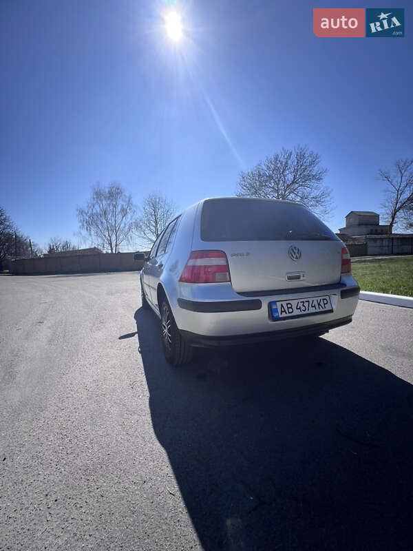 Хэтчбек Volkswagen Golf 2002 в Хмельнике