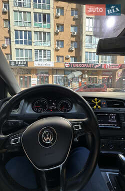 Хетчбек Volkswagen Golf 2013 в 