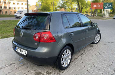 Хэтчбек Volkswagen Golf 2004 в 