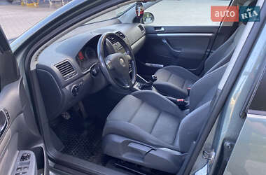 Хэтчбек Volkswagen Golf 2004 в 