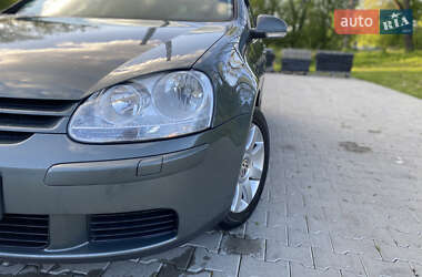 Хэтчбек Volkswagen Golf 2004 в 