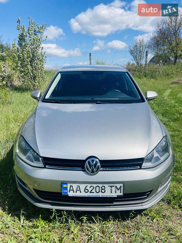 Хэтчбек Volkswagen Golf 2015 в Киеве