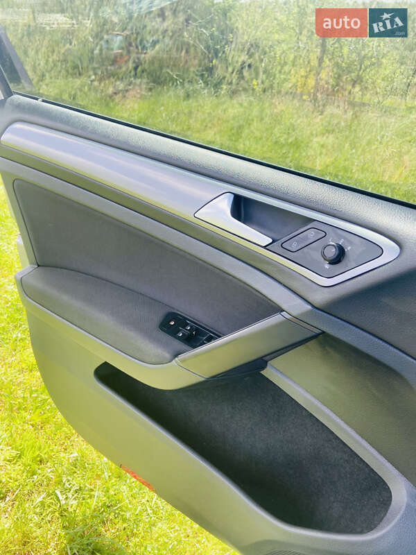 Хэтчбек Volkswagen Golf 2015 в Киеве