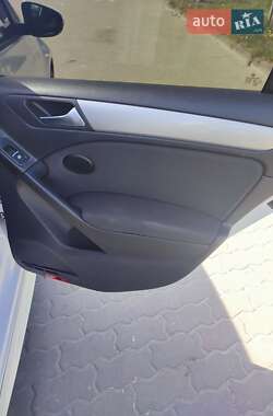 Хетчбек Volkswagen Golf 2012 в 