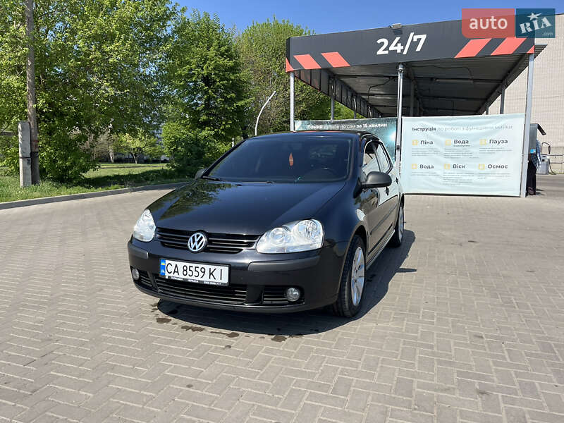 Хэтчбек Volkswagen Golf 2009 в 