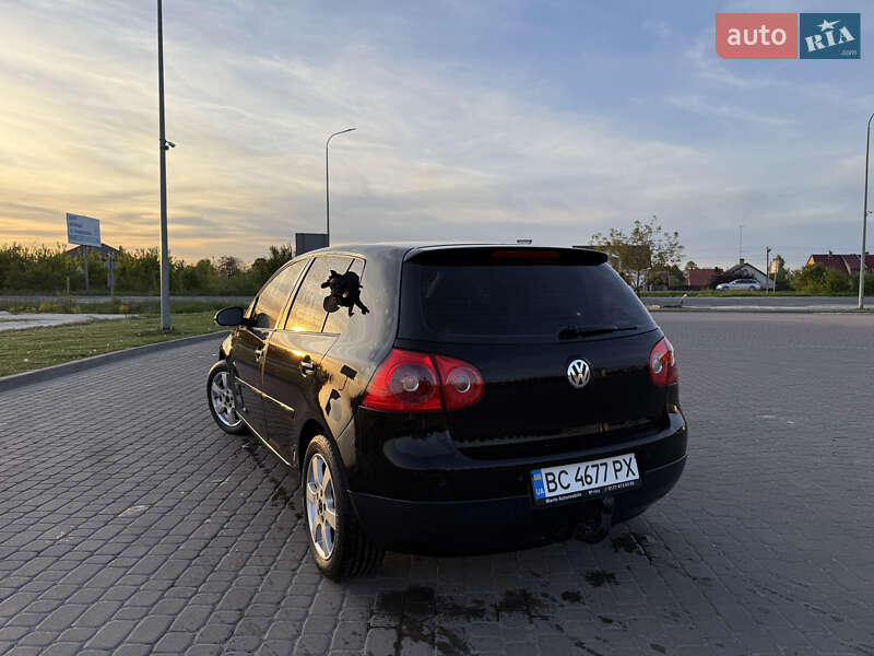 Хетчбек Volkswagen Golf 2005 в Городку