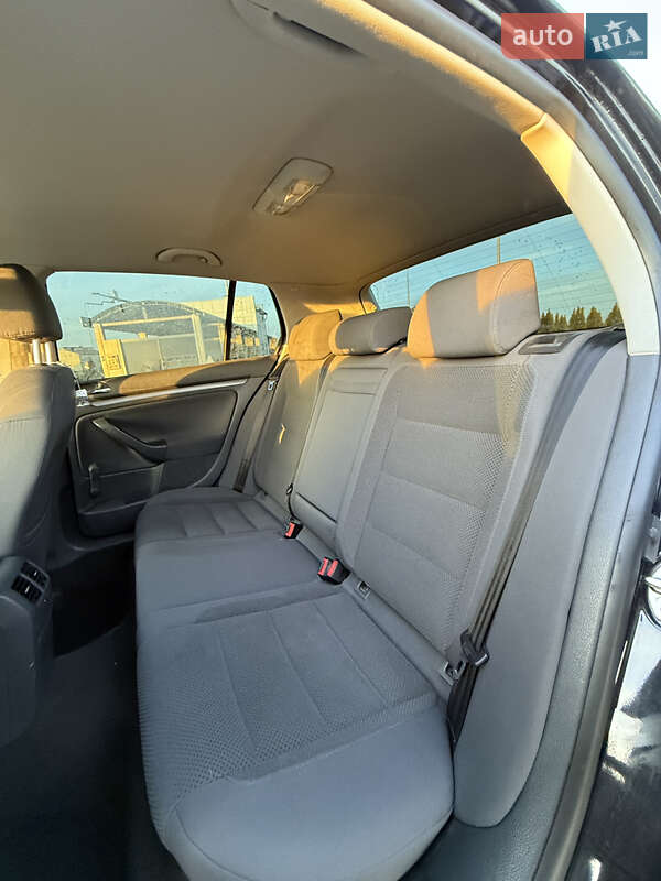 Хетчбек Volkswagen Golf 2005 в Городку