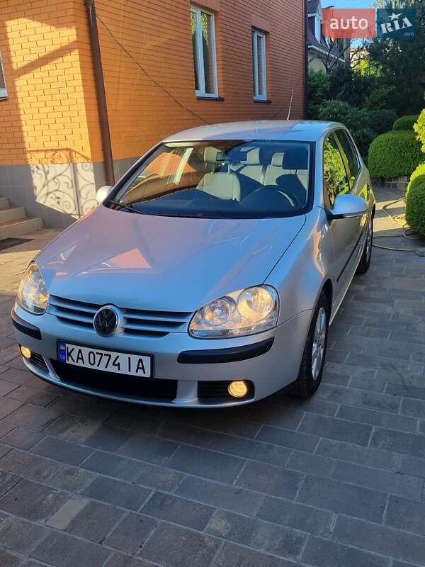 Хэтчбек Volkswagen Golf 2005 в 