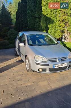 Хэтчбек Volkswagen Golf 2005 в 