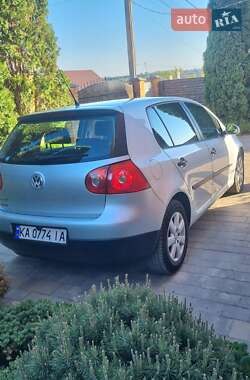 Хэтчбек Volkswagen Golf 2005 в 