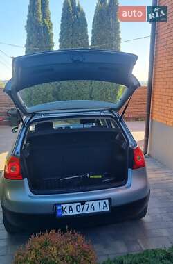 Хэтчбек Volkswagen Golf 2005 в 