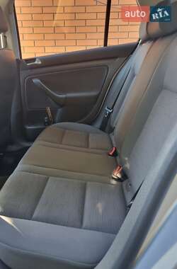 Хэтчбек Volkswagen Golf 2005 в 