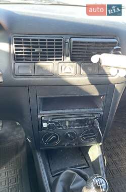 Хэтчбек Volkswagen Golf 2002 в 
