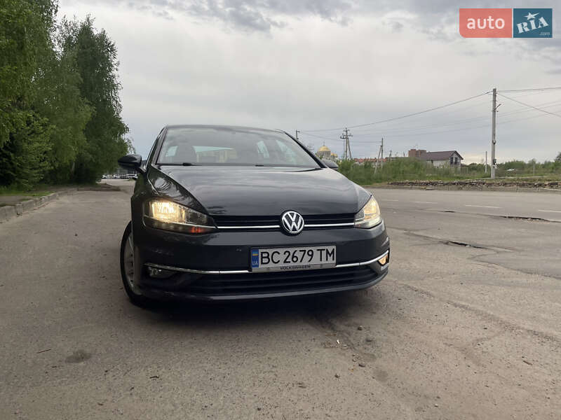 Хетчбек Volkswagen Golf 2017 в 