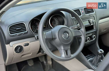 Хэтчбек Volkswagen Golf 2010 в 