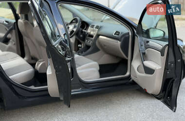 Хэтчбек Volkswagen Golf 2010 в 