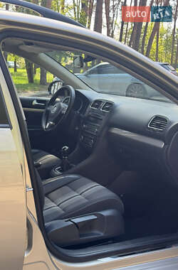 Універсал Volkswagen Golf 2012 в 