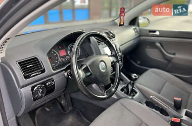 Хэтчбек Volkswagen Golf 2009 в 