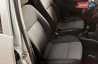 Хэтчбек Volkswagen Golf 2003 в 