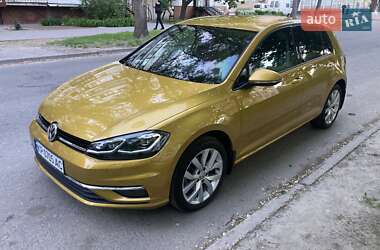 Хетчбек Volkswagen Golf 2018 в 