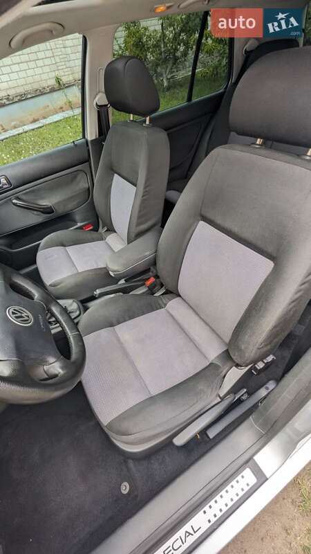 Хетчбек Volkswagen Golf 2002 в Бершаді