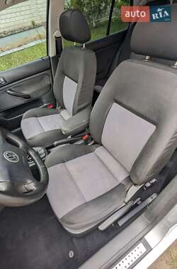 Хэтчбек Volkswagen Golf 2002 в 