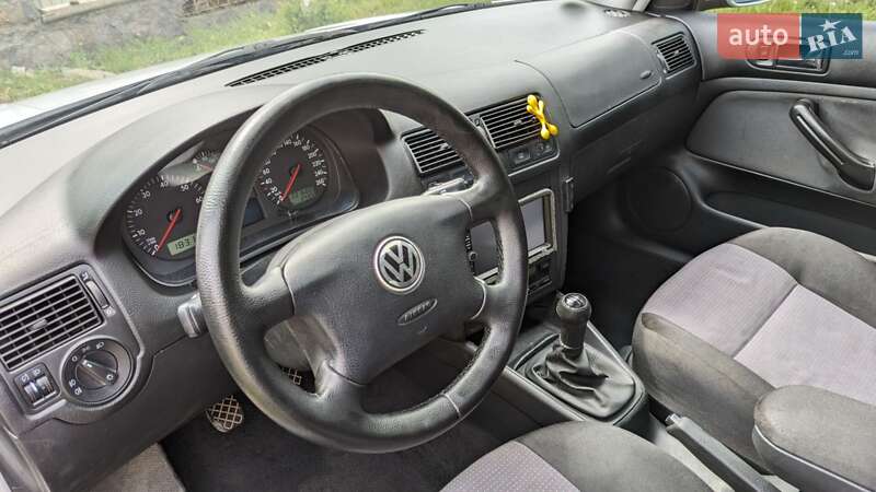 Хетчбек Volkswagen Golf 2002 в Бершаді