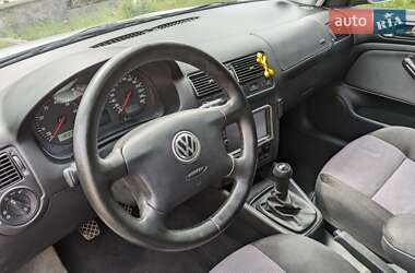 Хэтчбек Volkswagen Golf 2002 в 