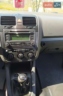 Хетчбек Volkswagen Golf 2003 в 