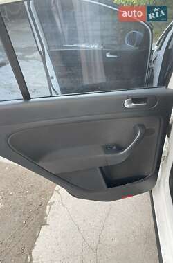 Хетчбек Volkswagen Golf 2011 в 