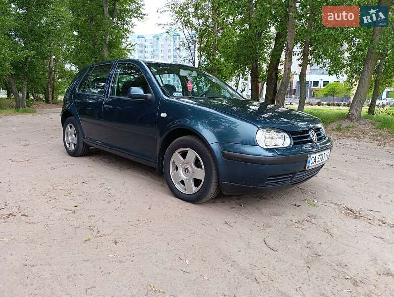 Хетчбек Volkswagen Golf 2002 в 