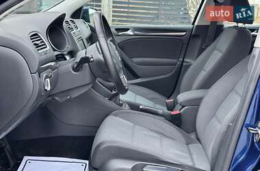 Хэтчбек Volkswagen Golf 2010 в 
