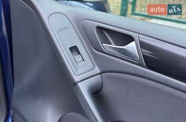 Хэтчбек Volkswagen Golf 2010 в 