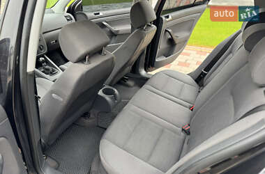 Хетчбек Volkswagen Golf 2004 в 