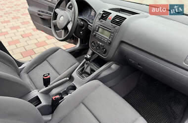 Хетчбек Volkswagen Golf 2004 в 