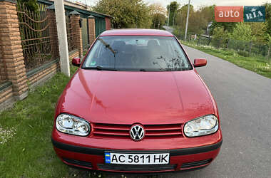 Хэтчбек Volkswagen Golf 2002 в 