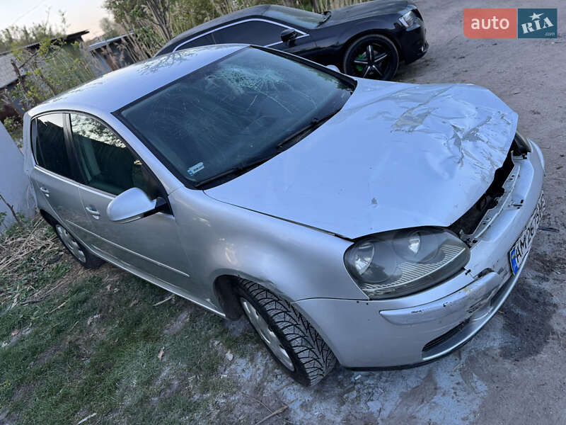 Хетчбек Volkswagen Golf 2003 в 