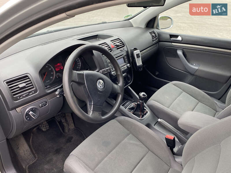 Хэтчбек Volkswagen Golf 2005 в Луцке