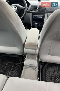 Хэтчбек Volkswagen Golf 2000 в 