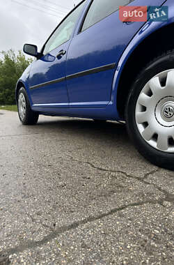 Хэтчбек Volkswagen Golf 2000 в 
