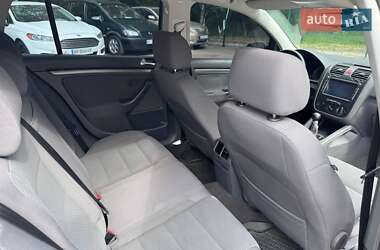 Хэтчбек Volkswagen Golf 2005 в 