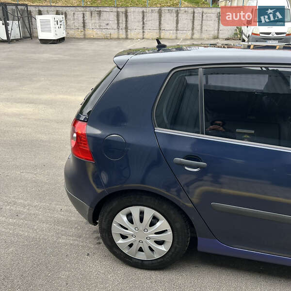 Хэтчбек Volkswagen Golf 2004 в Ужгороде