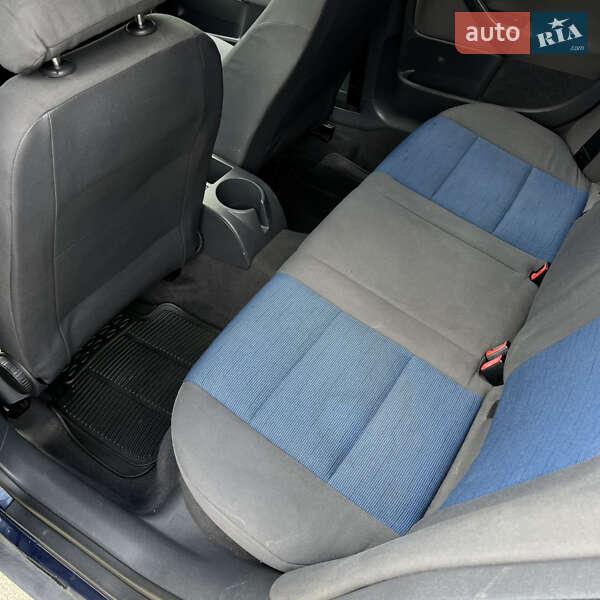 Хэтчбек Volkswagen Golf 2004 в Ужгороде
