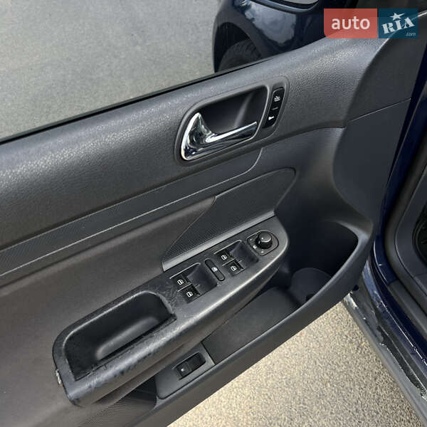 Хэтчбек Volkswagen Golf 2004 в Ужгороде