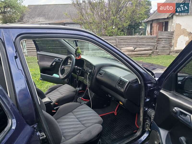 Хэтчбек Volkswagen Golf 1993 в Романове