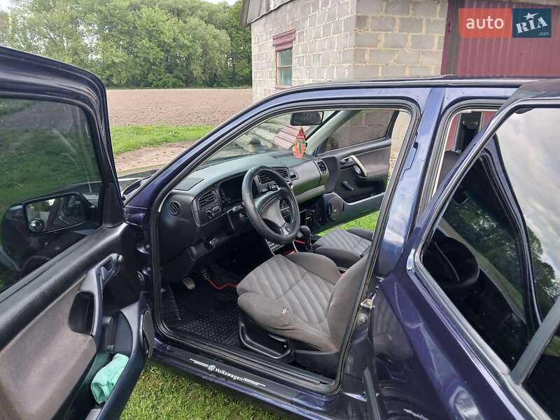 Хэтчбек Volkswagen Golf 1993 в Романове