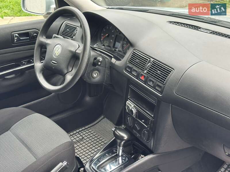 Универсал Volkswagen Golf 2003 в Бучаче