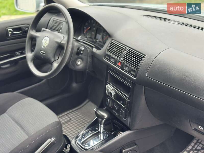 Универсал Volkswagen Golf 2003 в Бучаче