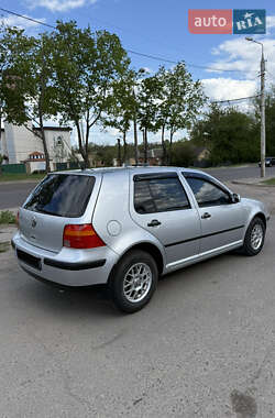 Хэтчбек Volkswagen Golf 2003 в 