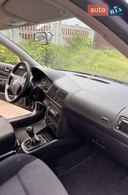 Хетчбек Volkswagen Golf 2003 в 